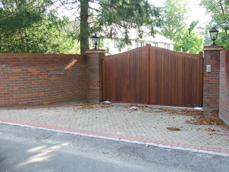 Automated Electric Wooden Privacy Gates Photo 